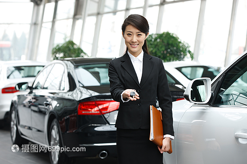 青年女人機(jī)動(dòng)車站著汽車銷售人員
